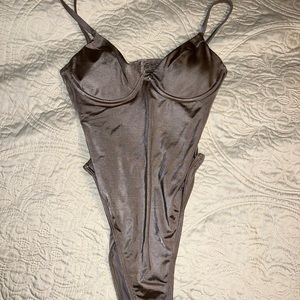 GOOD AMERICAN SHINE SHOWOFF ONE-PIECE | MINK001